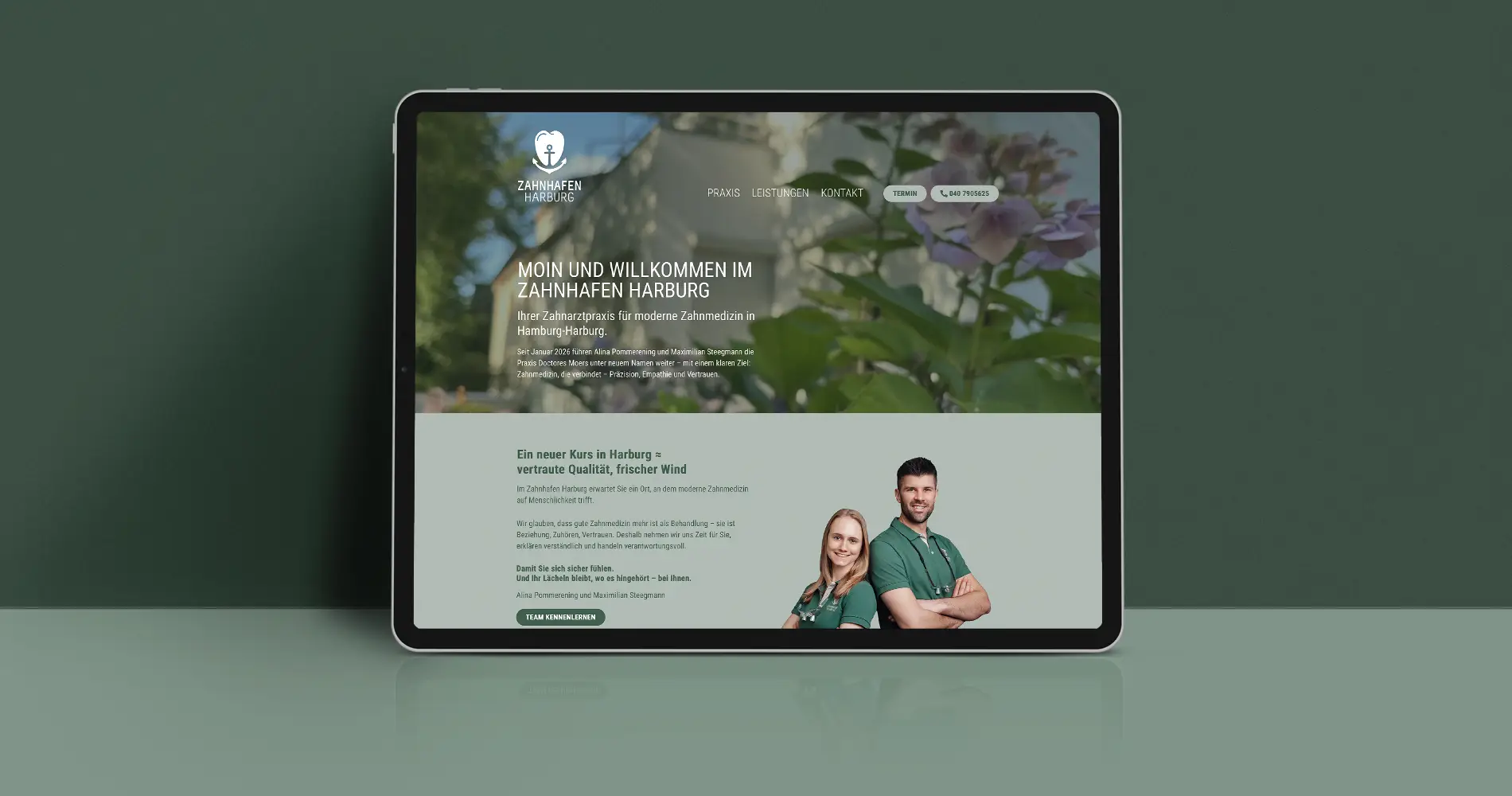 Tablet mit dargestellter Website der Zahnarztpraxis Zahnhafen Harburg