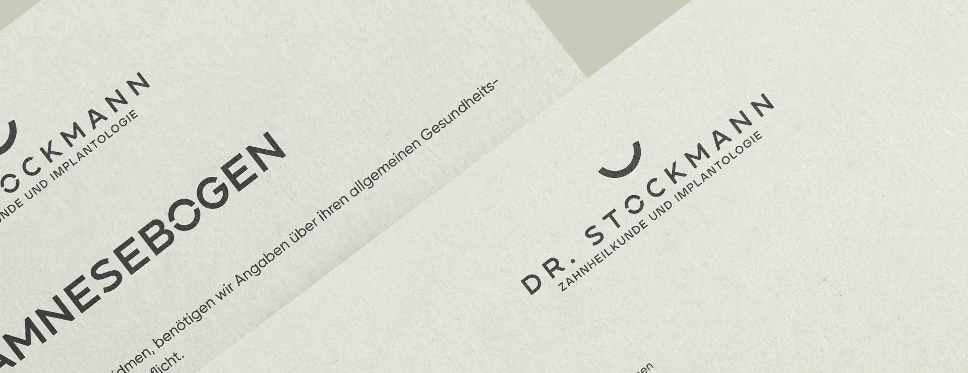 Anamnesebogen und Briefbogen der Zahnarztpraxis Dr. Stockmann mit Logo und klarer Typografie