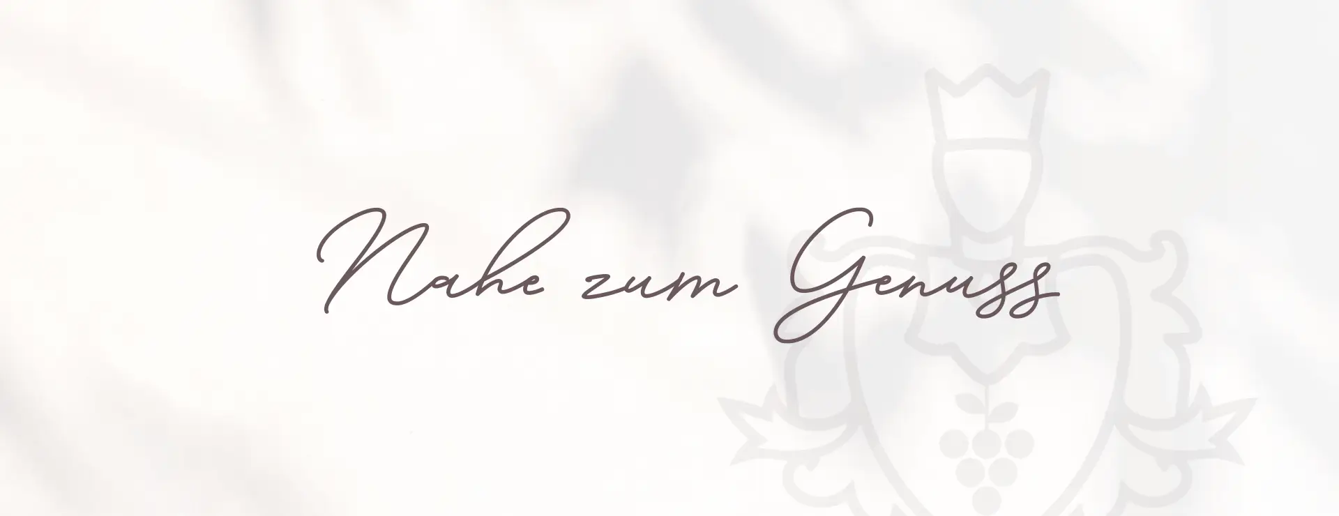 Schriftzug „Nahe zum Genuss“ auf hellem, minimalistischem Hintergrund mit angedeutetem Wappen