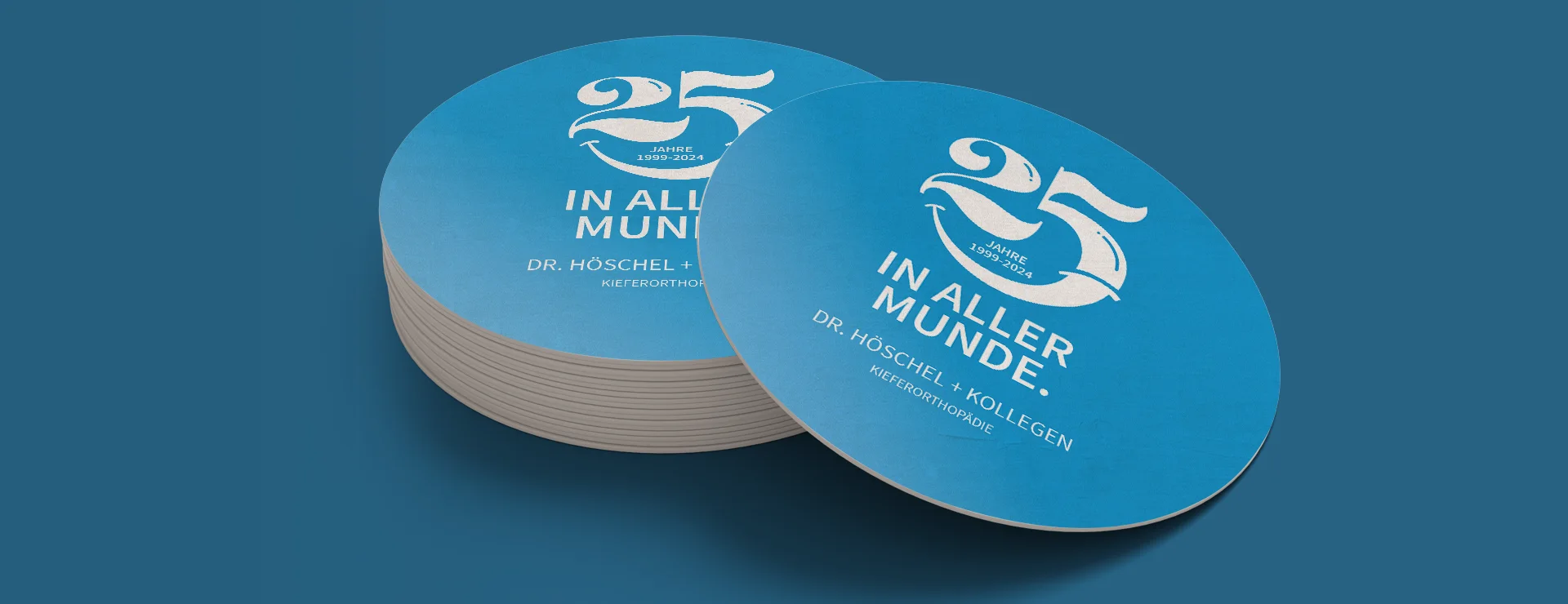 Runde Bierdeckel mit Jubiläumsbranding „25 Jahre in aller Munde“