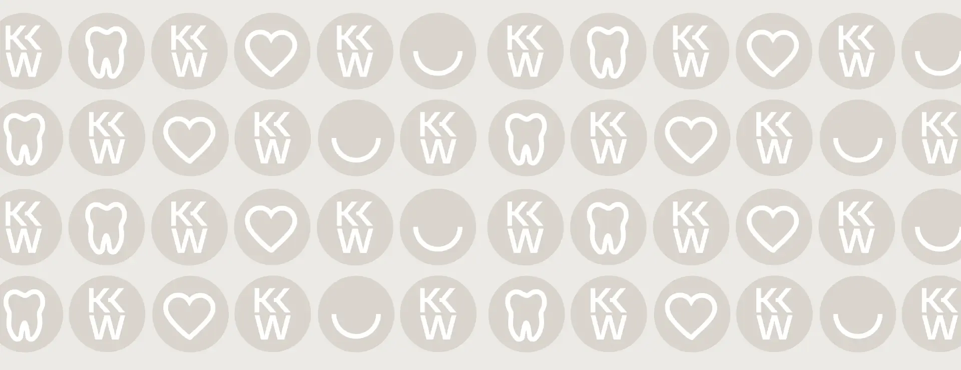 Schwarz-weißes Kampagnenmotiv mit drei sympathisch wirkenden Personen und typografischem Claim im Corporate Design der Praxis KKW. Das Motiv transportiert Vertrauen, Nahbarkeit und ein positives Patientenerlebnis im Rahmen eines modernen Praxisbrandings.