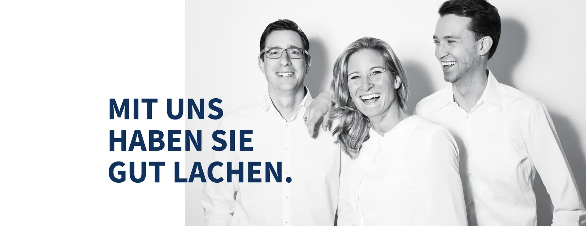 Drei lachende Personen im monochromen Praxisbranding mit dem Claim „Mit uns haben Sie gut lachen“.