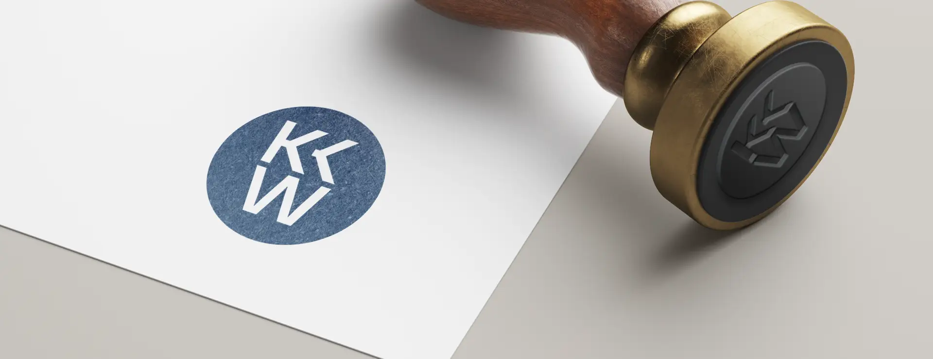 Mock-up eines KKW-Logostempels auf Papier als Darstellung des Corporate Designs einer Arztpraxis.