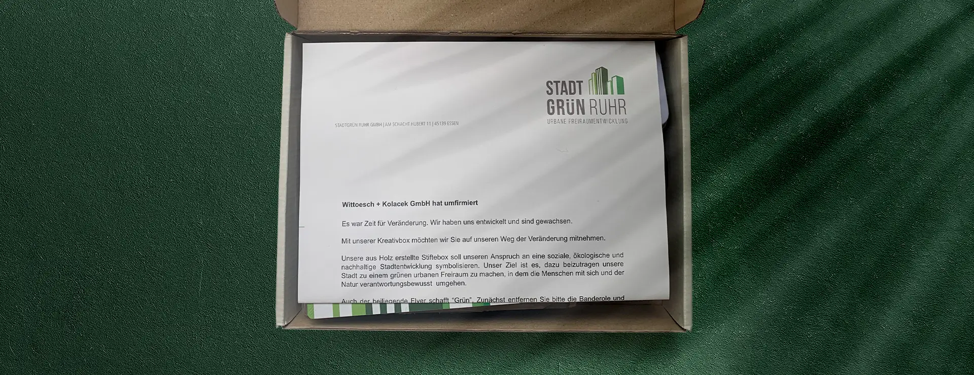 Nachhaltiges Mailing-Set in Verpackung für ein Garten- und Landschaftsbauunternehmen
