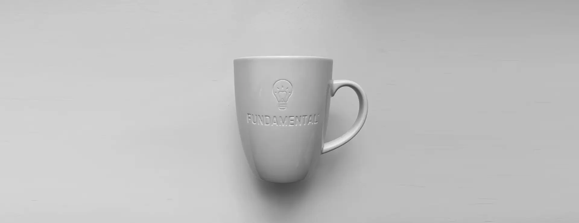 Fundamental Tasse mit geprägtem Logo als Teil der Markenausstattung