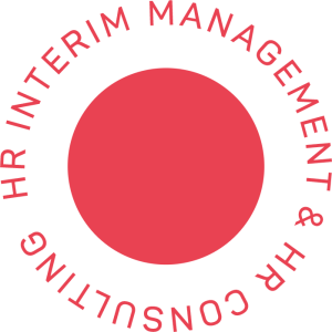 Rotes Kreissiegel mit umlaufender Schrift „HR Interim Management & HR Consulting“ auf transparentem Hintergrund