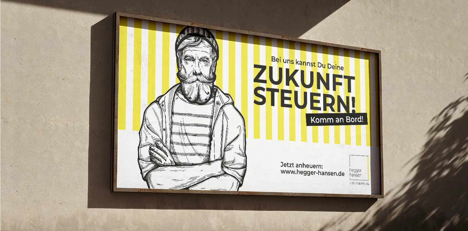 Außenplakat der Steuerberatung Hegger Hansen mit gezeichneter Figur und der Headline „Zukunft steuern – komm an Bord“