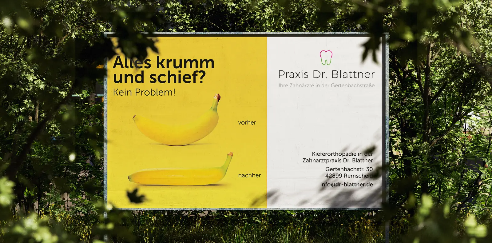 Plakatkampagne für eine Zahnarztpraxis mit Banane als Metapher für Zahnkorrektur und Vorher-Nachher-Darstellung