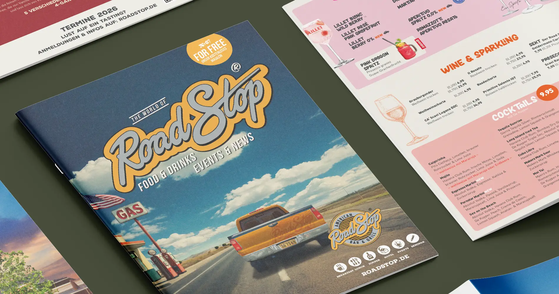 Road Stop Magazin mit Titelmotiv (Pickup auf Straße) neben aufgeklappter Getränkekarte mit Wein- und Cocktailübersicht