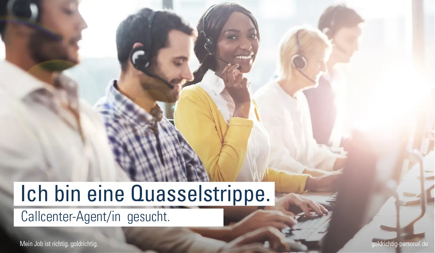 Callcenter-Agenten mit Headsets bei der Arbeit im Büro mit Kampagnenbotschaft „Ich bin eine Quasselstrippe“