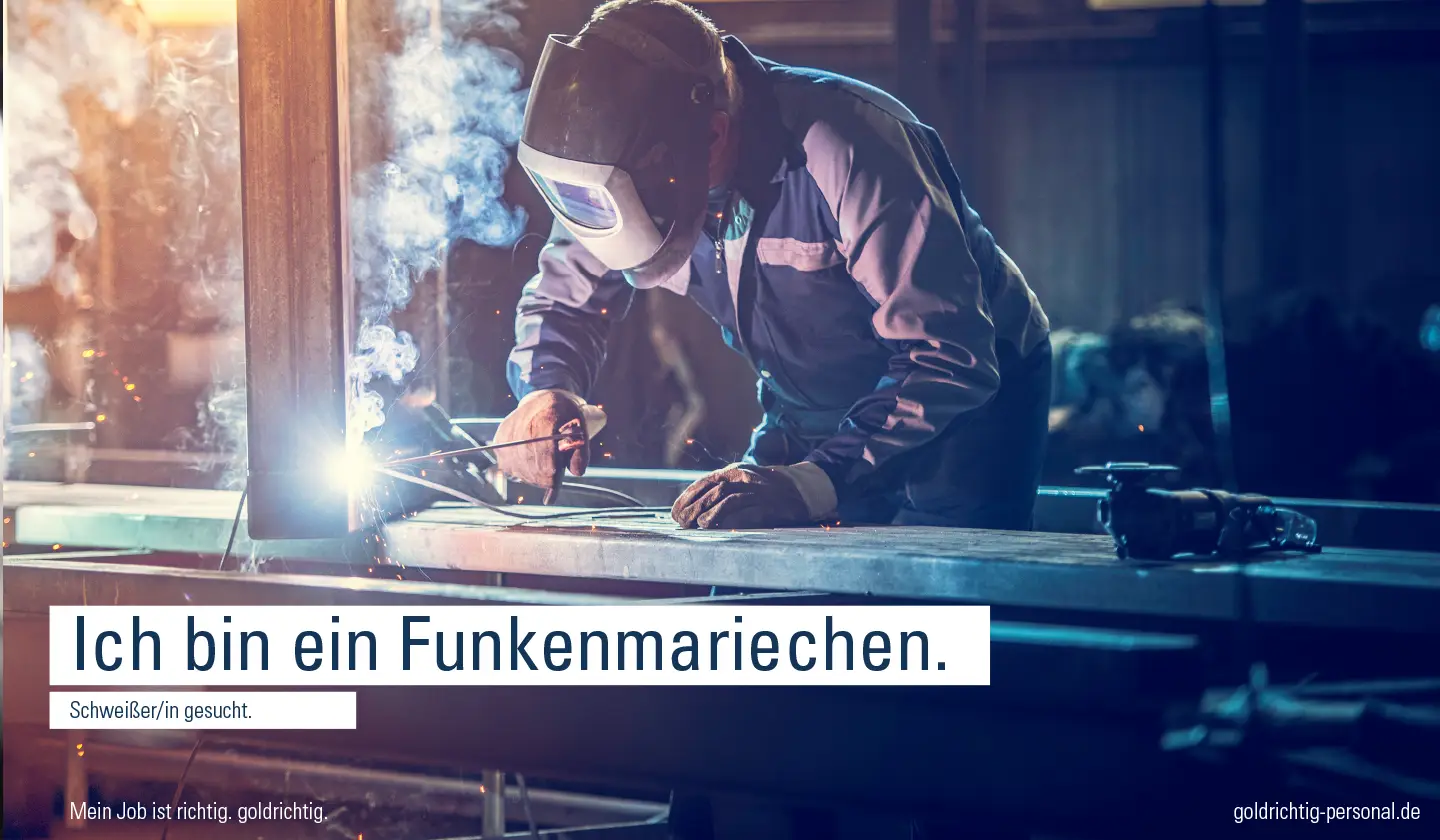 Schweißer bei der Metallarbeit mit Funkenflug in Werkhalle mit Kampagnenbotschaft „Ich bin ein Funkenmariechen“