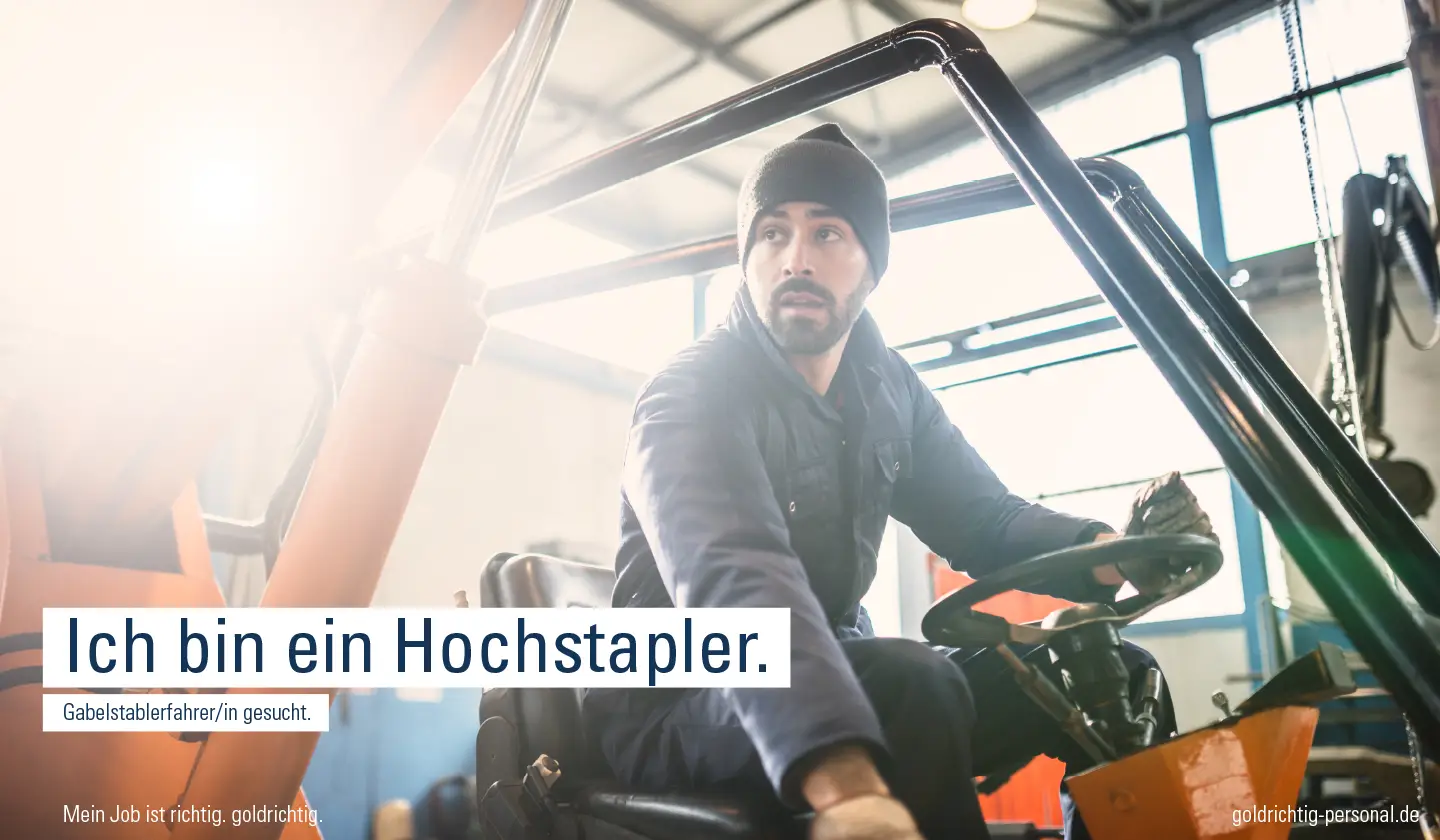Gabelstaplerfahrer bei der Arbeit in einer Lagerhalle mit Kampagnenbotschaft „Ich bin ein Hochstapler“