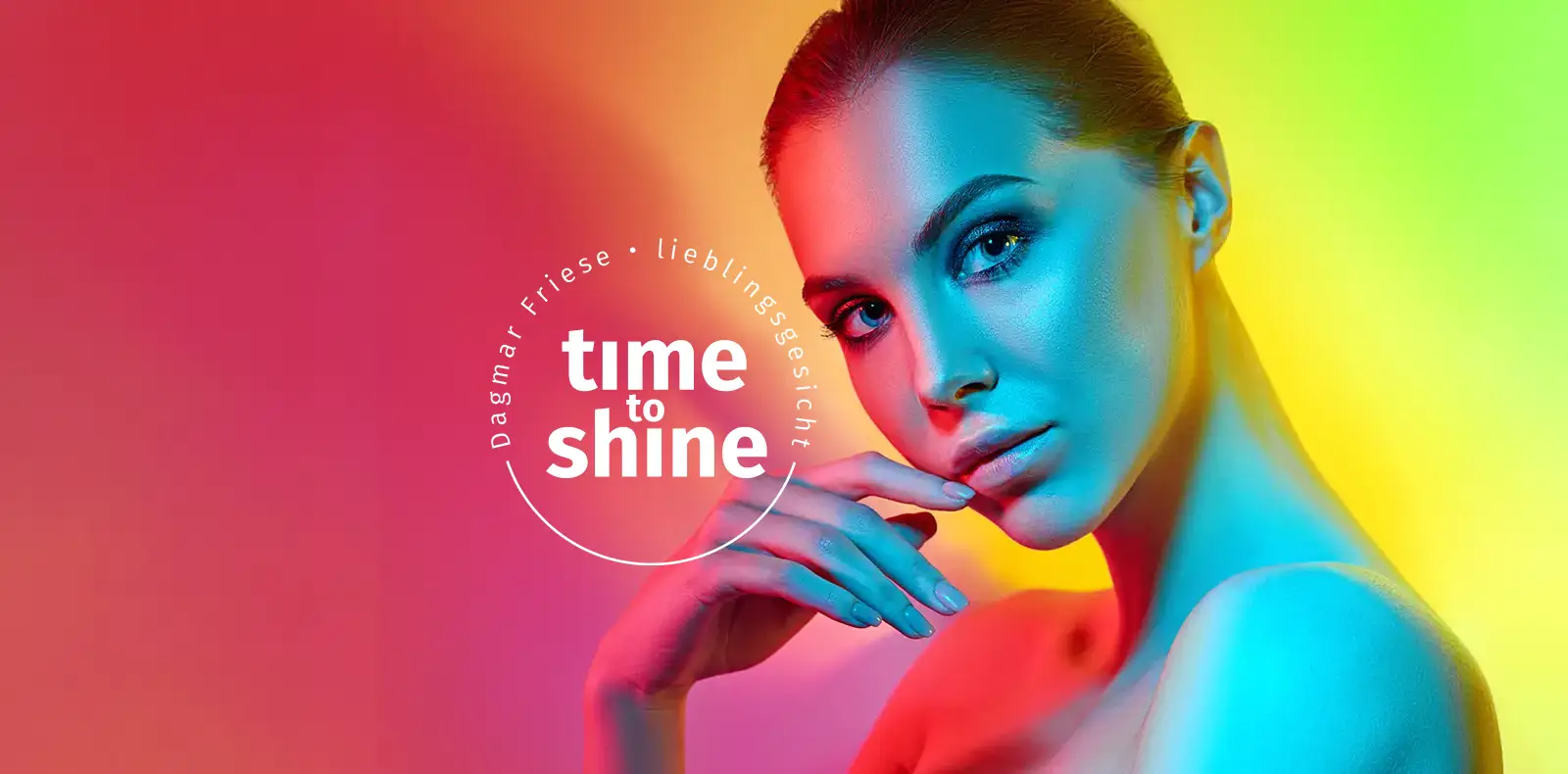 Porträt einer Frau mit farbigem Lichtverlauf und dem Schriftzug „Hey, Lieblingsgesicht“ als emotionales Keyvisual für ästhetische Medizin