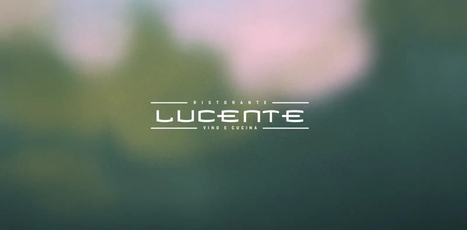 Logo „Lucente – Ristorante Vino e Cucina“ auf unscharfem grünem Hintergrund
