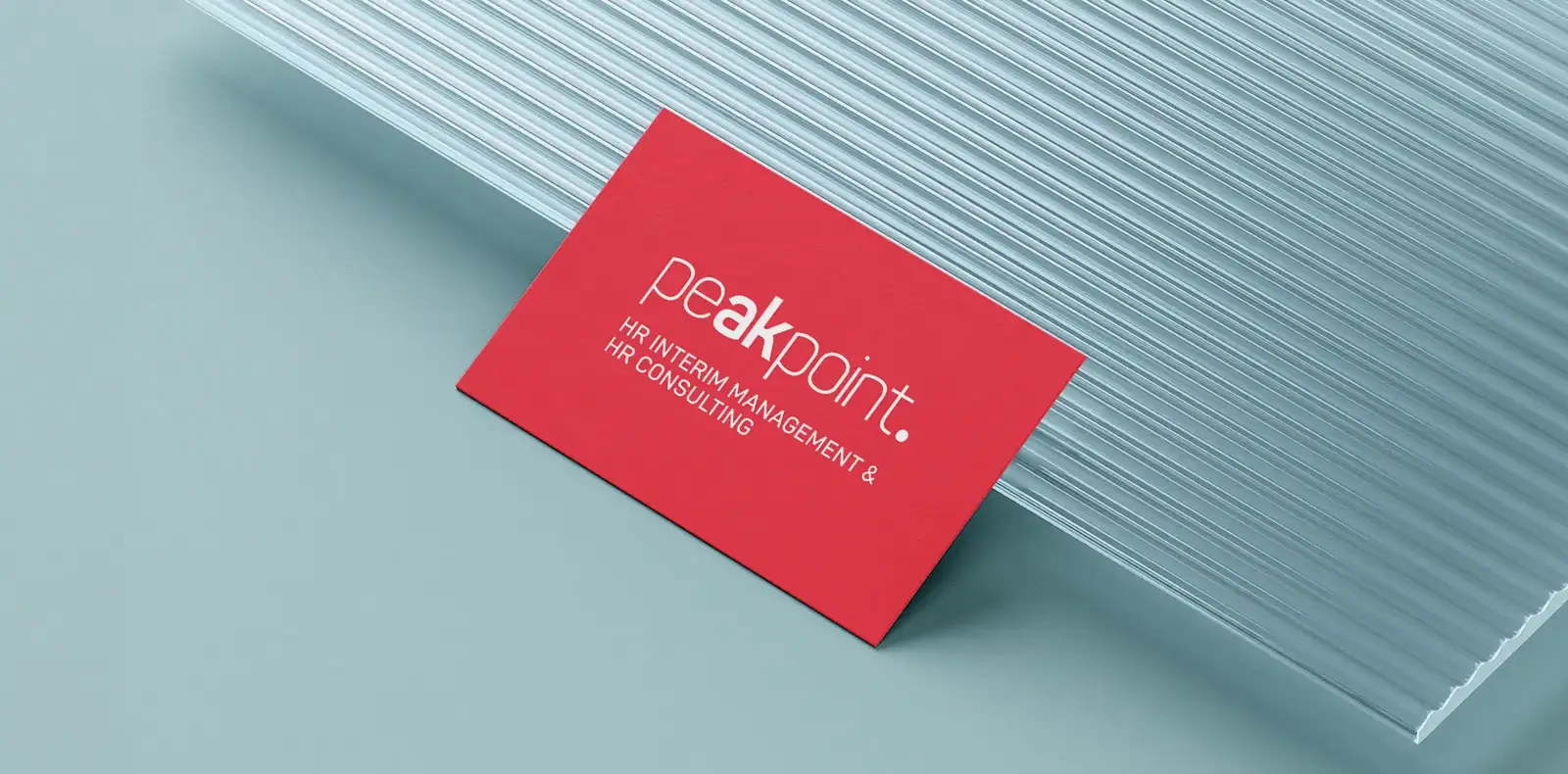 Visitenkarte der Marke peakpoint. für HR Interim Management und HR Consulting auf geriffelter Oberfläche.