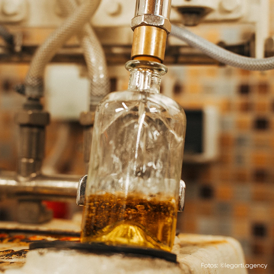 Whisky wird in Glasflasche abgefüllt – Fokus auf Packagingdesign und Herstellungsprozess