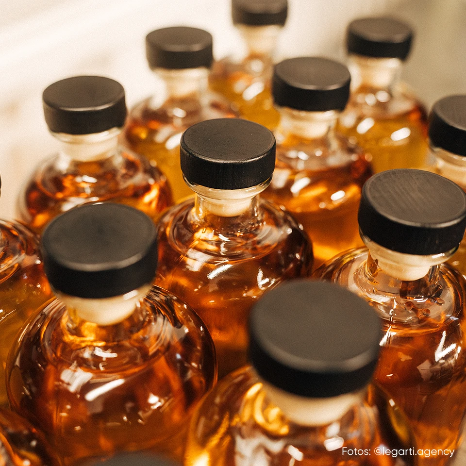 Mehrere kleine Whiskyflaschen mit Packagingdesign dicht nebeneinander angeordnet