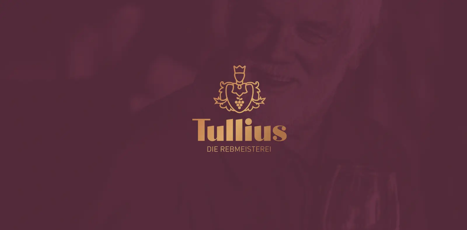 Zwei Darstellungen einer Tullius-Weinflasche mit modernem Etikett in Rosé-Tönen