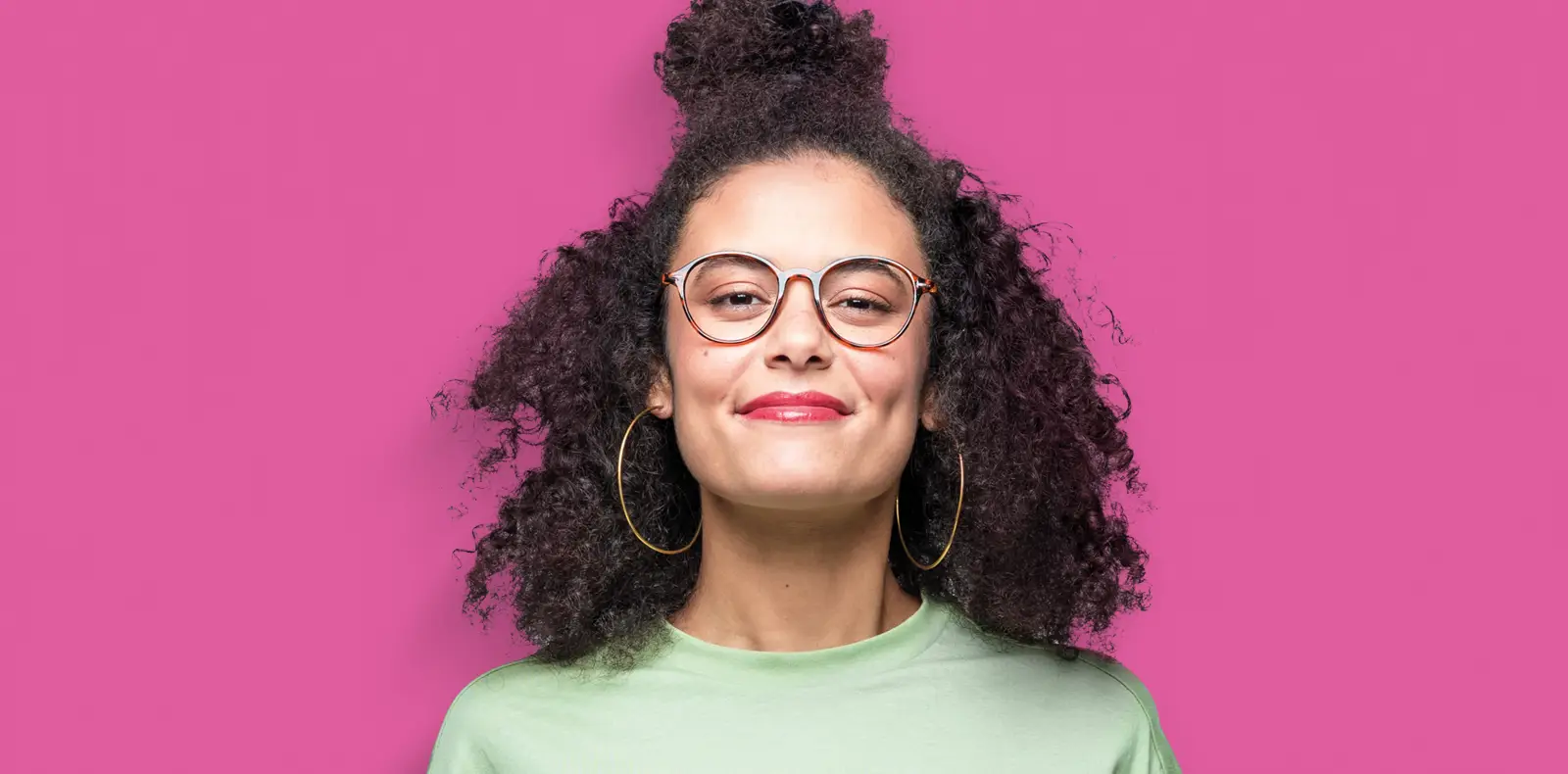Portrait einer lächelnden Frau vor pinkem Hintergrund für die USB-Frühjahrsstadtputz-Kampagne